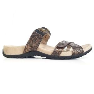 NWOB Taos Footwear Bronze Leather Resort Sandal Red Willow Medallion